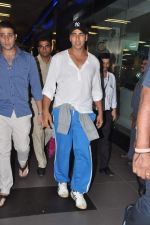 Akshay Kumar snapped at the airport in Mumbai on 30th July 2013 (7).JPG